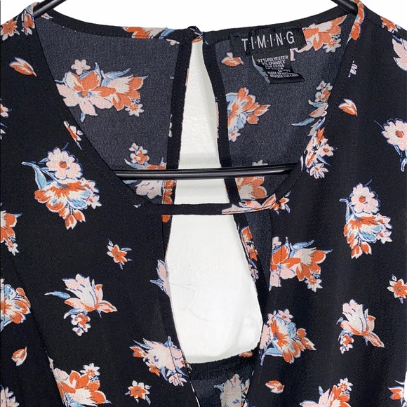 ⭐️💸T.I.M.I.N.G Floral Romper - Picture 2 of 3